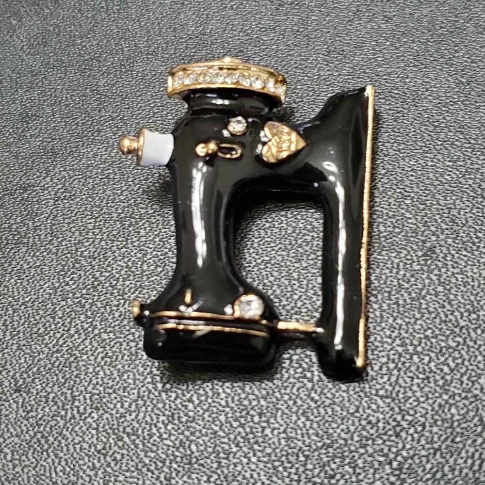 *Sale* Black enamel sewing machine brooch - Picture 4 of 7